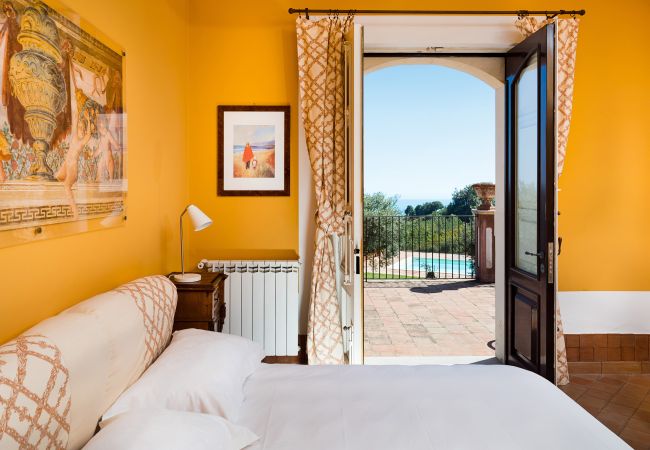 Villa a Milo - Villa con piscina e vista mare sull’Etna, Sicily - 12 pax Villa a Milo - Villa con piscina e vista mare sull’Etna, Sicily - 12 pax