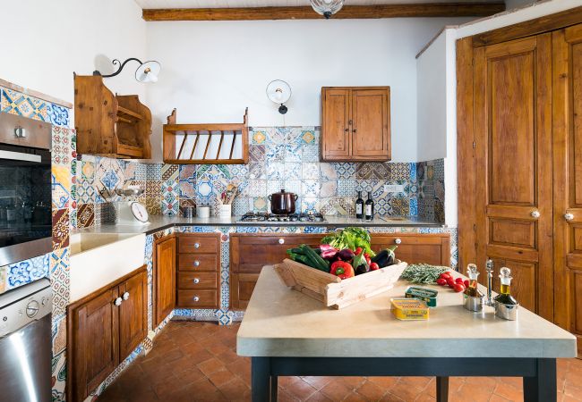 Villa a Milo - Villa con piscina e vista mare sull’Etna, Sicily - 12 pax Villa a Milo - Villa con piscina e vista mare sull’Etna, Sicily - 12 pax