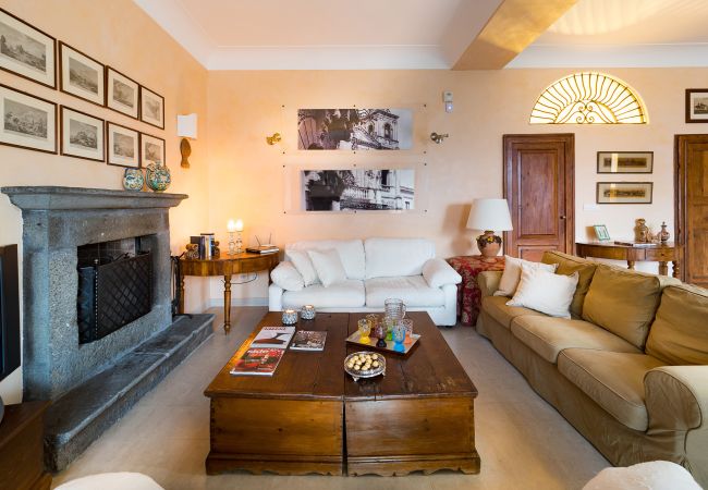 Villa a Milo - Villa con piscina e vista mare sull’Etna, Sicily - 12 pax Villa a Milo - Villa con piscina e vista mare sull’Etna, Sicily - 12 pax