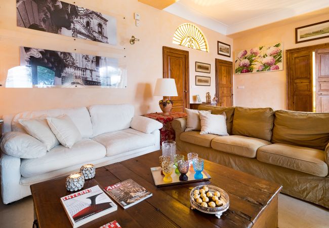 Villa a Milo - Villa con piscina e vista mare sull’Etna, Sicily - 12 pax Villa a Milo - Villa con piscina e vista mare sull’Etna, Sicily - 12 pax