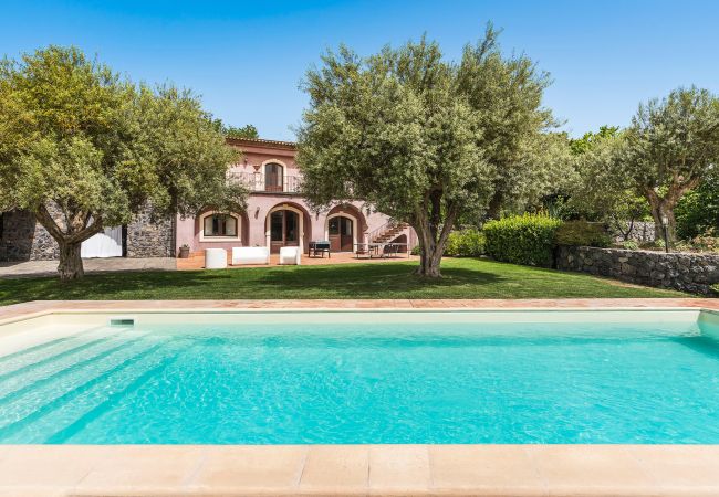 Villa a Milo - Villa con piscina e vista mare sull’Etna, Sicily - 12 pax Villa a Milo - Villa con piscina e vista mare sull’Etna, Sicily - 12 pax