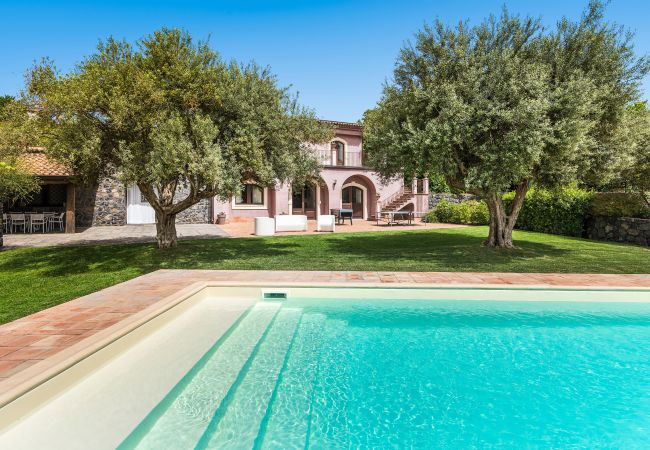 Villa a Milo - Villa con piscina e vista mare sull’Etna, Sicily - 12 pax Villa a Milo - Villa con piscina e vista mare sull’Etna, Sicily - 12 pax