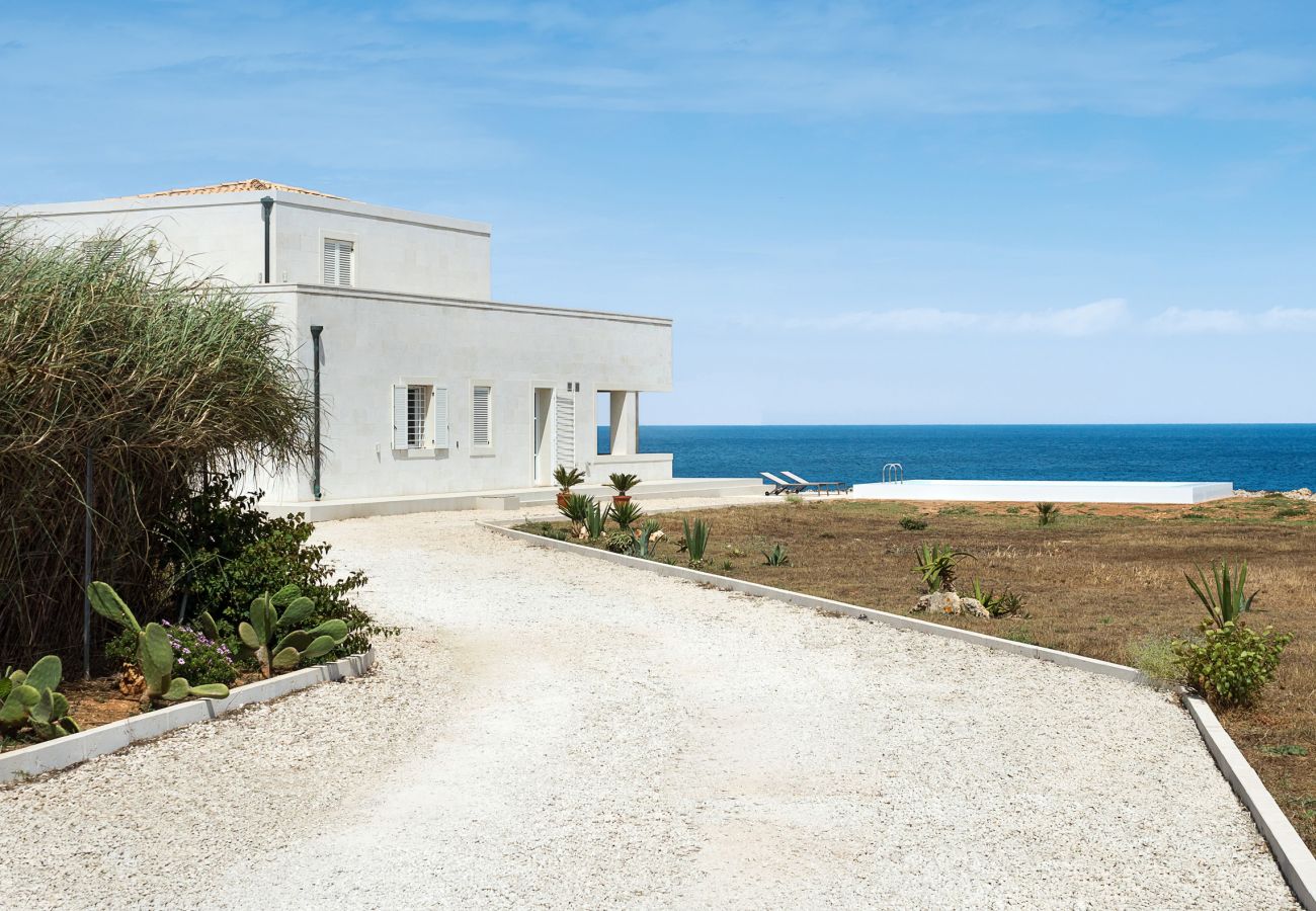 Villa a Portopalo di Capo Passero - Villa fronte mare con piscina privata a Portopalo, Sicilia - 10 pax