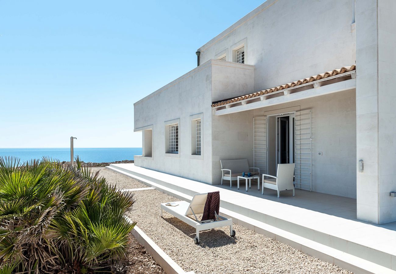 Villa a Portopalo di Capo Passero - Villa fronte mare con piscina privata a Portopalo, Sicilia - 10 pax