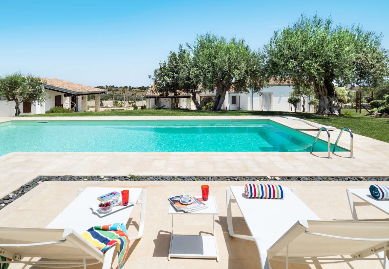 Villa a Rosolini - Villa di campagna con piscina privata