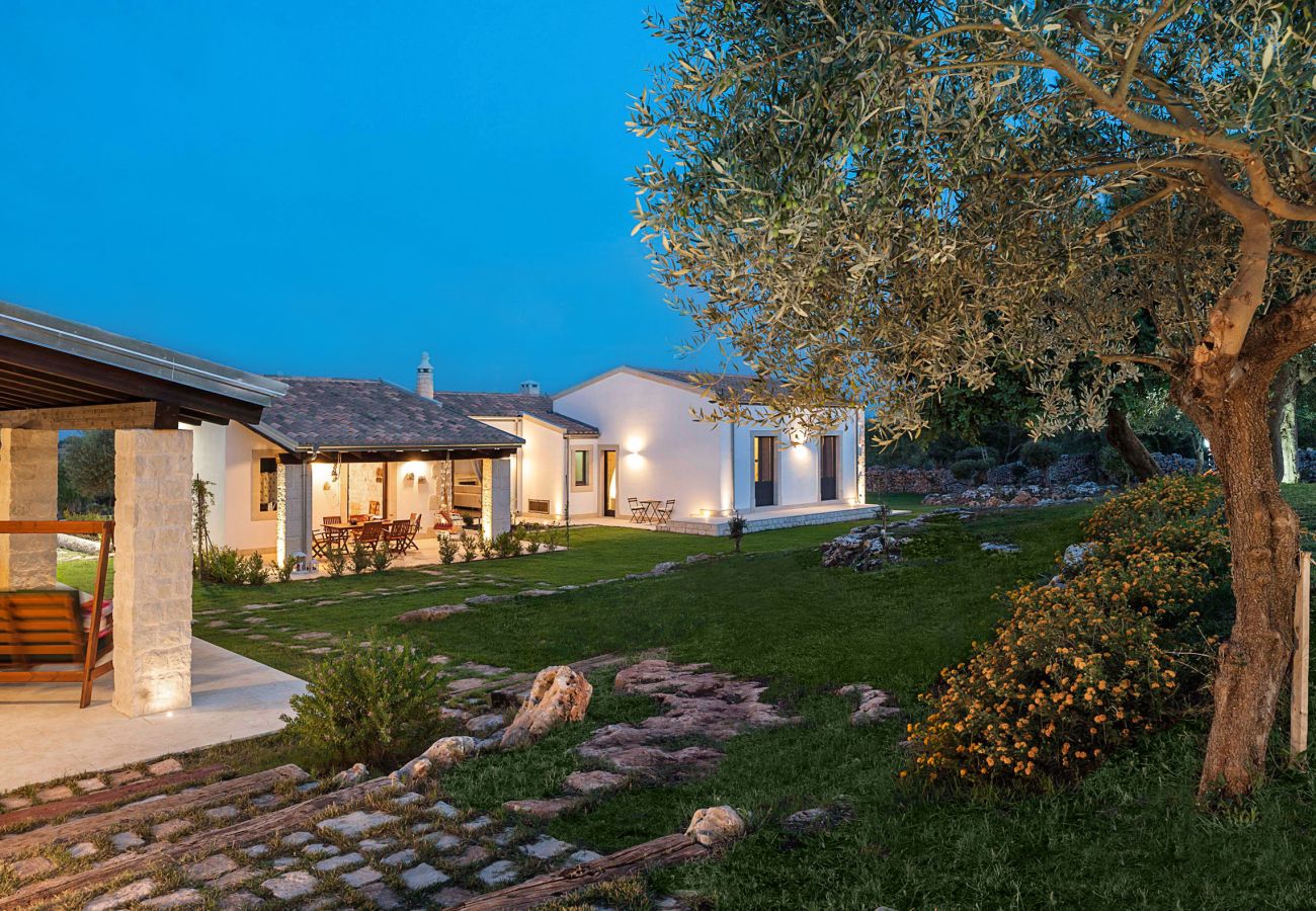 Villa a Rosolini - Villa di campagna con piscina privata