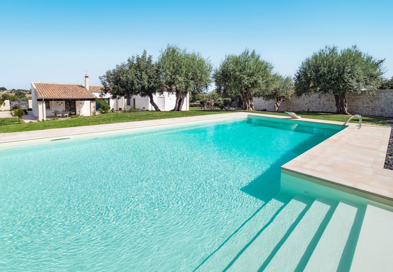 Villa a Rosolini - Villa di campagna con piscina privata