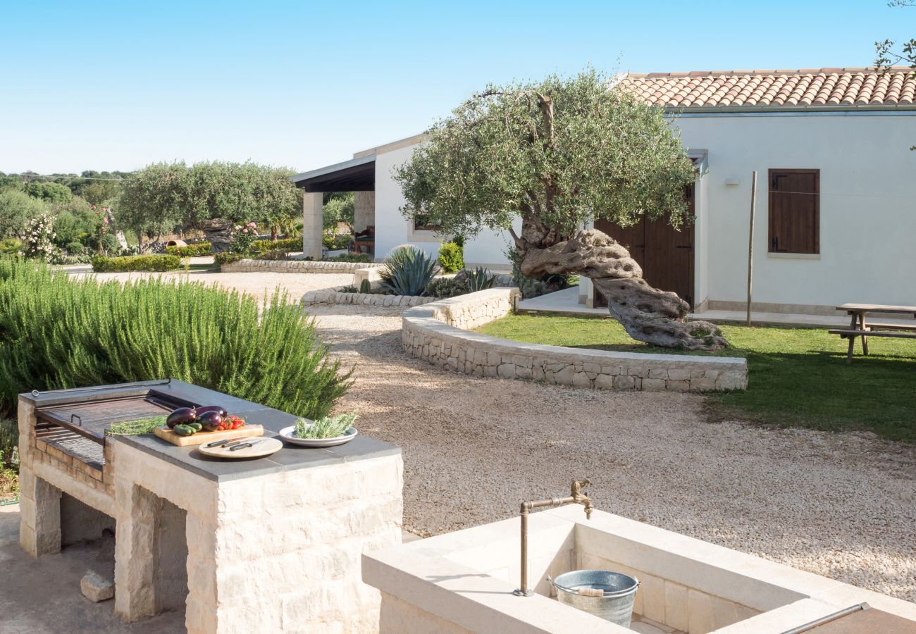 Villa a Rosolini - Villa di campagna con piscina privata