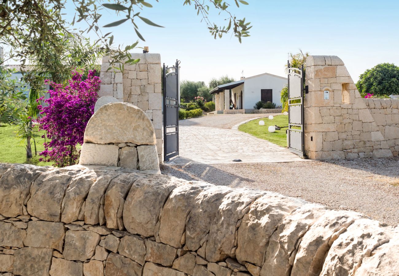 Villa a Rosolini - Villa di campagna con piscina privata
