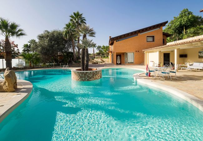 Villa a Agrigento - Splendida villa con piscina, area wellness, campetto di calcio ad Agrigento - 14 pax Villa a Agrigento - Splendida villa con piscina, area wellness, campetto di calcio ad Agrigento - 14 pax