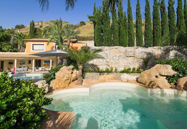 Villa a Agrigento - Splendida villa con piscina, area wellness, campetto di calcio ad Agrigento - 14 pax Villa a Agrigento - Splendida villa con piscina, area wellness, campetto di calcio ad Agrigento - 14 pax