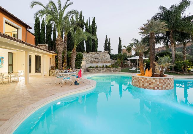 Villa a Agrigento - Splendida villa con piscina, area wellness, campetto di calcio ad Agrigento - 14 pax Villa a Agrigento - Splendida villa con piscina, area wellness, campetto di calcio ad Agrigento - 14 pax