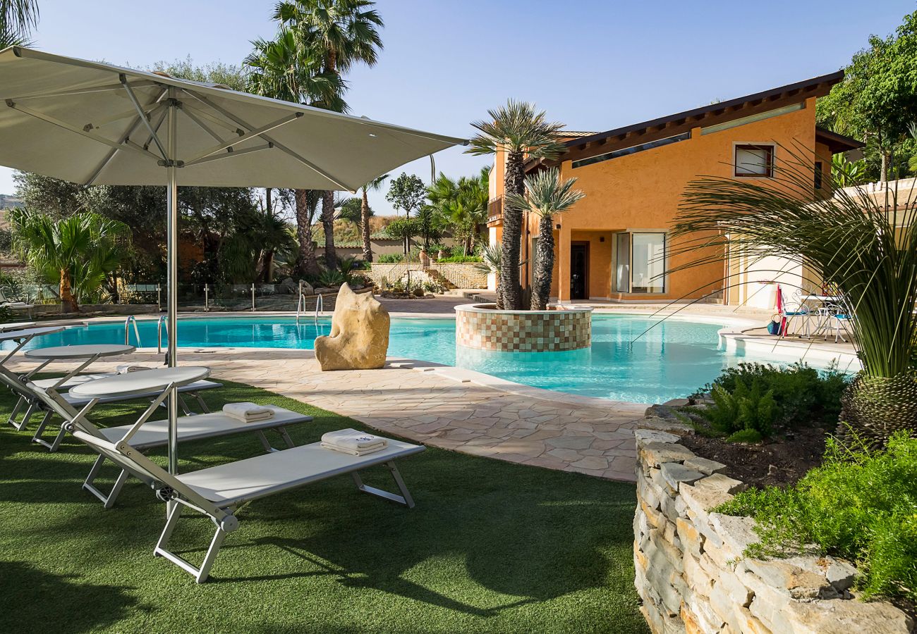 Villa a Agrigento - Splendida villa con piscina, area wellness, campetto di calcio ad Agrigento - 14 pax