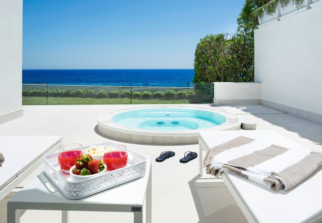 Villa a Siracusa - Villa sul mare con vasca-piscina a Fontane Bianche, Sicilia