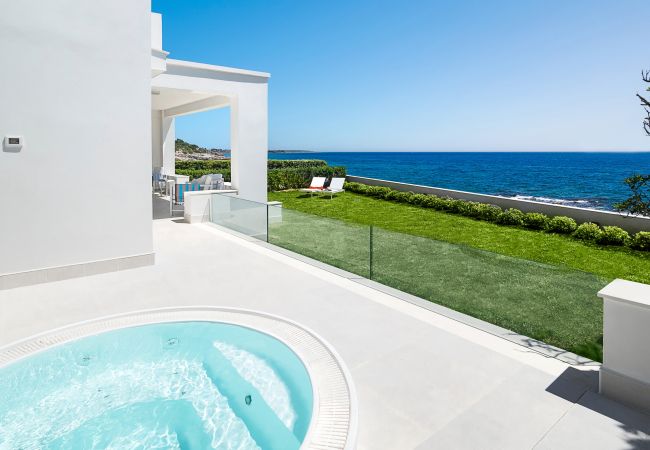 Villa a Siracusa - Villa sul mare con mini piscina a Fontane Bianche, Sicilia Villa a Siracusa - Villa sul mare con mini piscina a Fontane Bianche, Sicilia