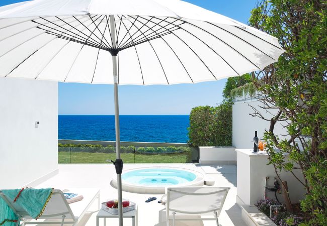 Villa a Siracusa - Villa sul mare con mini piscina a Fontane Bianche, Sicilia Villa a Siracusa - Villa sul mare con mini piscina a Fontane Bianche, Sicilia