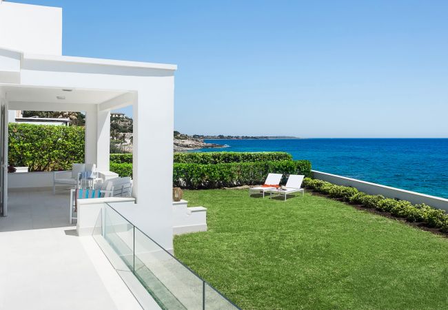 Villa a Siracusa - Villa sul mare con mini piscina a Fontane Bianche, Sicilia Villa a Siracusa - Villa sul mare con mini piscina a Fontane Bianche, Sicilia