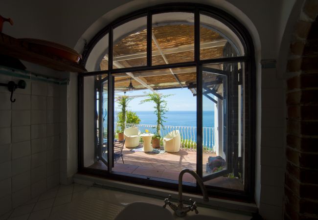 Casa a Praiano - Casa Sunset - Terrazza panoramica con vista su Positano e Capri  Casa a Praiano - Casa Sunset - Terrazza panoramica con vista su Positano e Capri