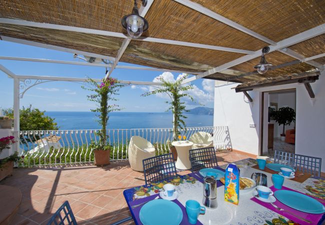 Casa a Praiano - Casa Sunset - Terrazza panoramica con vista su Positano e Capri  Casa a Praiano - Casa Sunset - Terrazza panoramica con vista su Positano e Capri