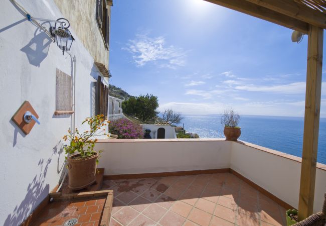 Casa a Praiano - Casa Sunset - Terrazza panoramica con vista su Positano e Capri  Casa a Praiano - Casa Sunset - Terrazza panoramica con vista su Positano e Capri