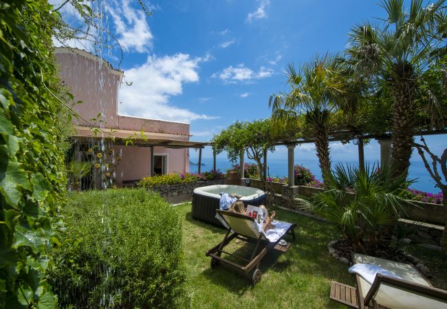 Casa a Praiano - Casale Fralisa - Meravigliosa terrazza e vasca idromassaggio vista mare Casa a Praiano - Casale Fralisa - Meravigliosa terrazza e vasca idromassaggio vista mare