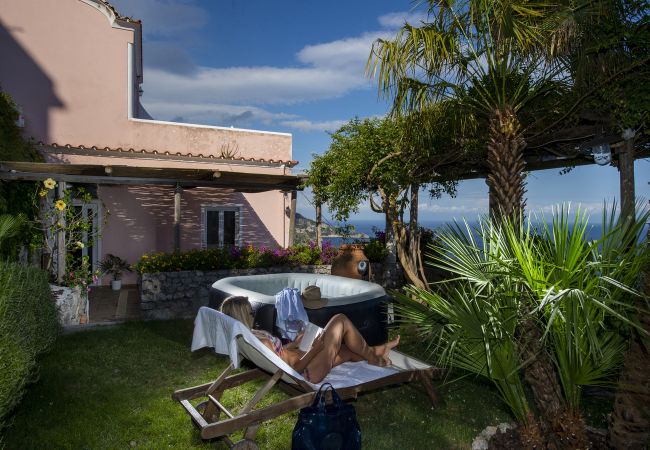 Casa a Praiano - Casale Fralisa - Meravigliosa terrazza e vasca idromassaggio vista mare Casa a Praiano - Casale Fralisa - Meravigliosa terrazza e vasca idromassaggio vista mare