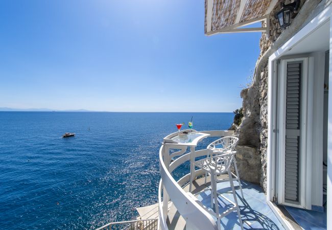 Affitto per camere a Praiano - Romantic Room - Una Fuga sulla Scogliera Affitto per camere a Praiano - Romantic Room - Una Fuga sulla Scogliera