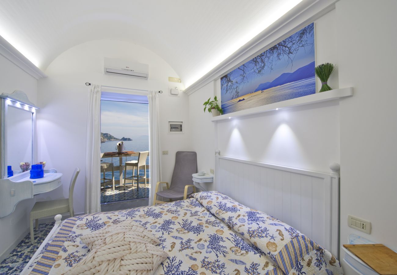 Studio a Praiano - Romantic Room - Incastonata nella Roccia, a picco sul mare