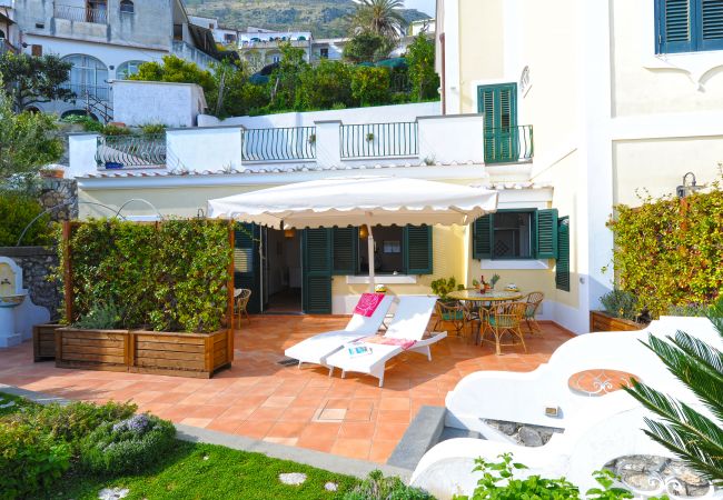 Villa a Praiano - Casa Alessia - Grande terrazza sul mare, ideale per famiglie Villa a Praiano - Casa Alessia - Grande terrazza sul mare, ideale per famiglie