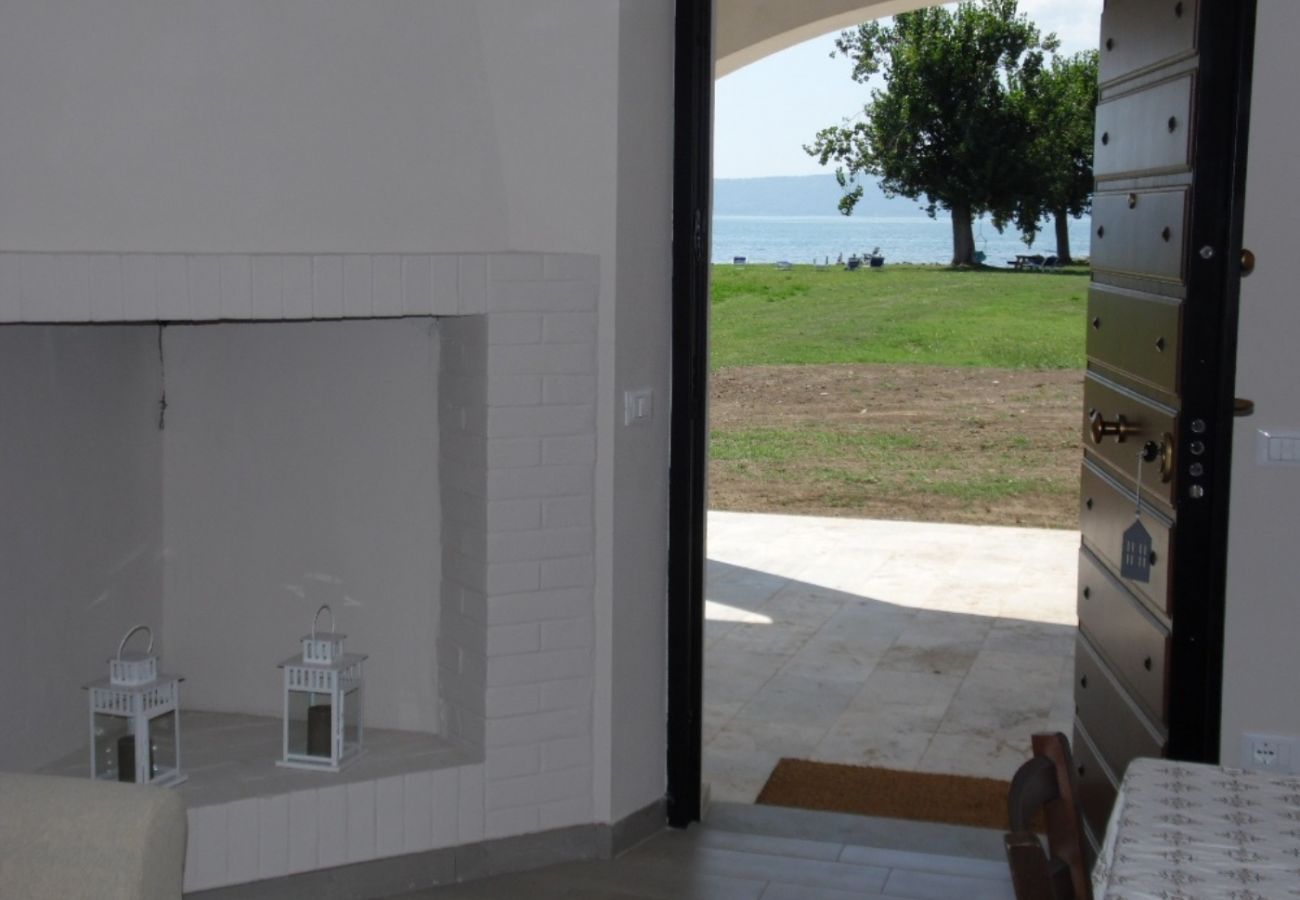 cucina con camino nella casa vacanze Artume a Bolsena