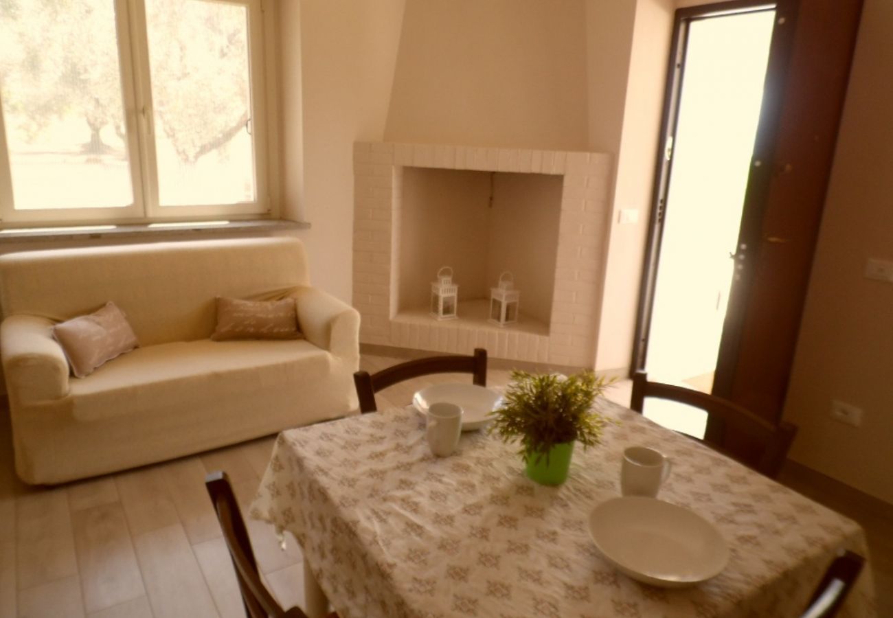 tavolo da pranzo nella casa vacanza Artume sul lago di Bolsena