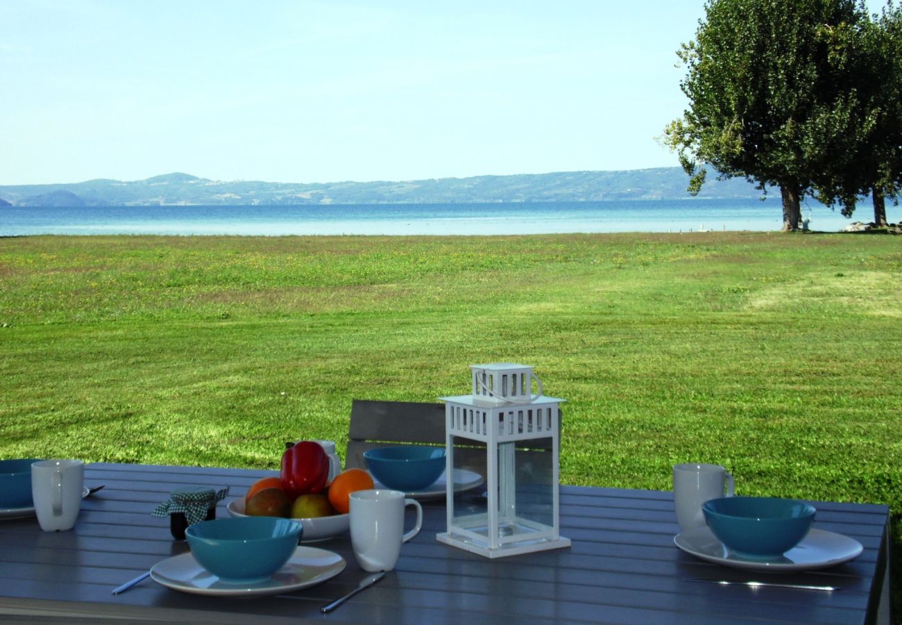 giardino con vista lago nella casa vacanza Artume a Bolsena