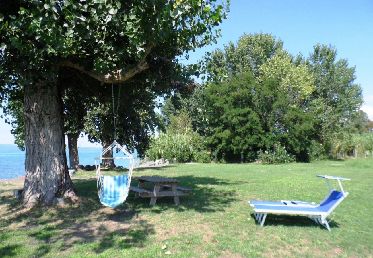 spiaggia sul lago di Bolsena