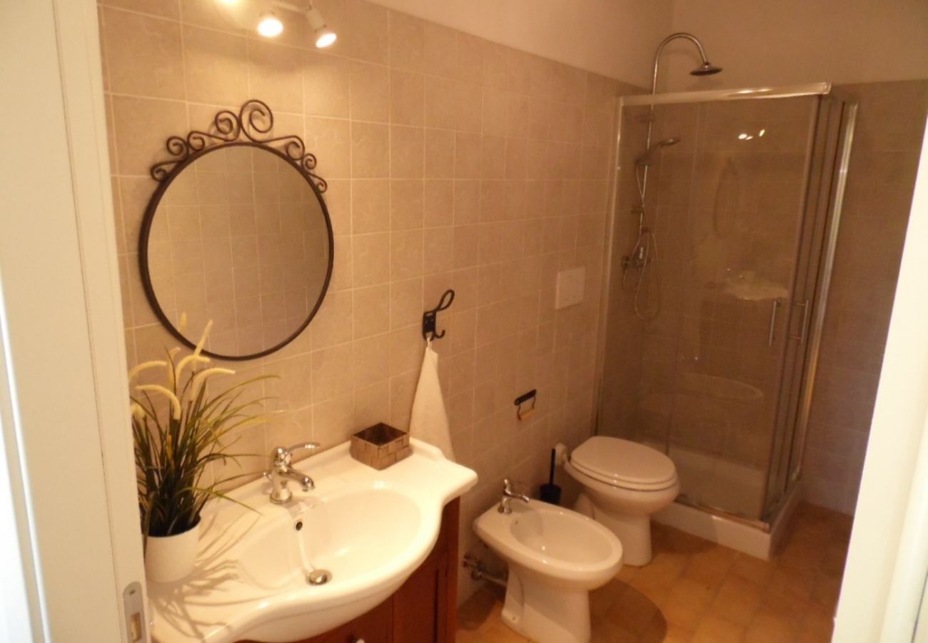 bagno con doccia in casa vacanze sul lago di Bolsena