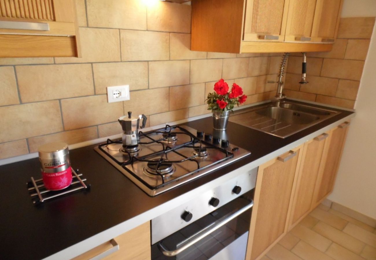 cucina nella casa vacanze Maris sul lago di Bolsena