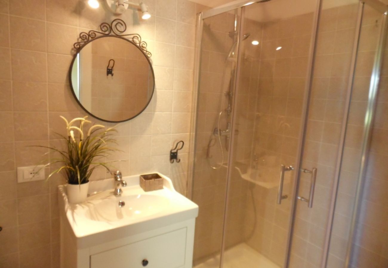 bagno con doccia nella casa vacanze Maris sul lago di Bolsena
