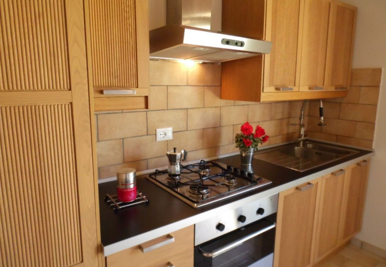cucina nella casa vacanze Maris sul lago di Bolsena
