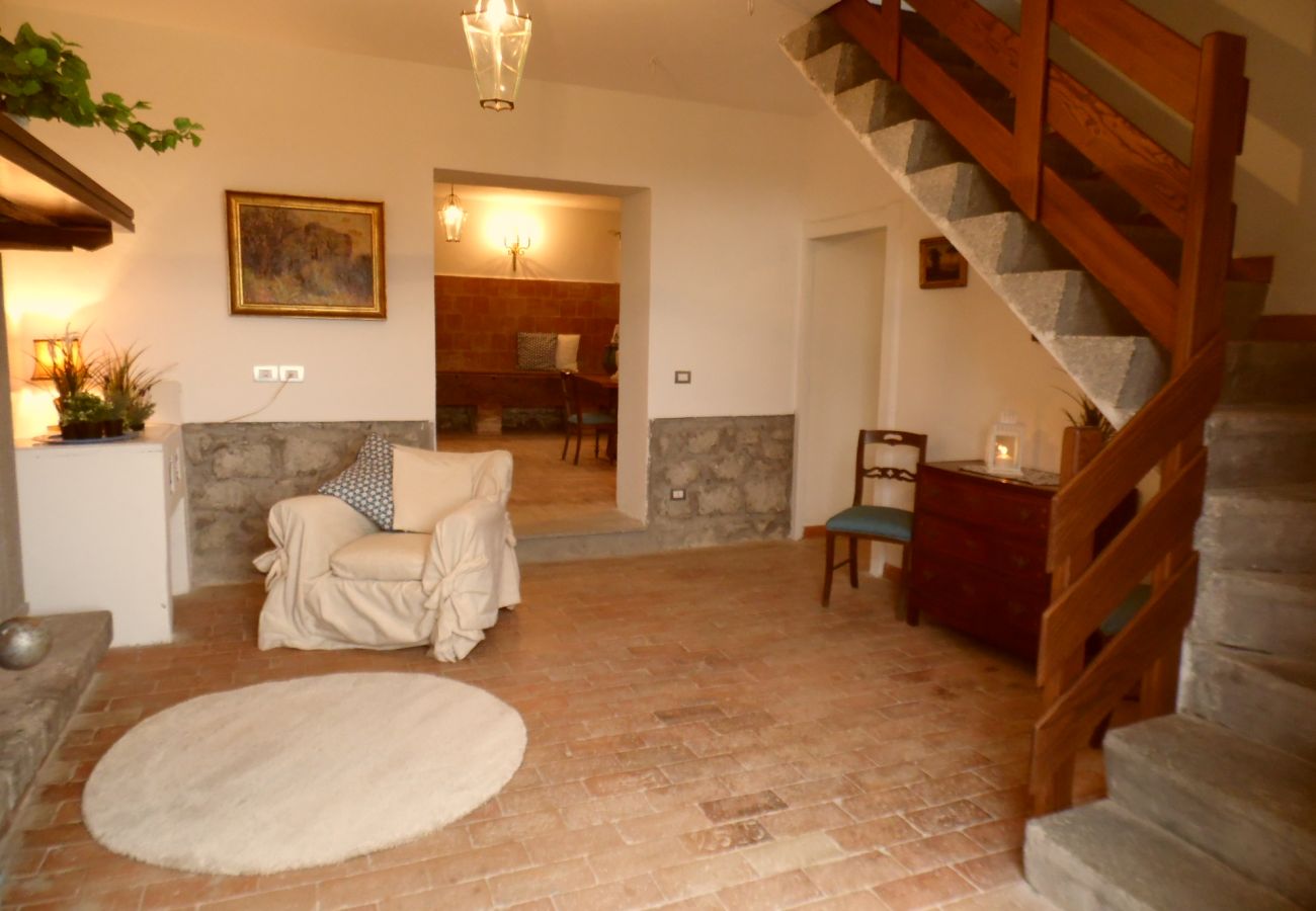 ingresso del casale Vallalta sul lago di Bolsena