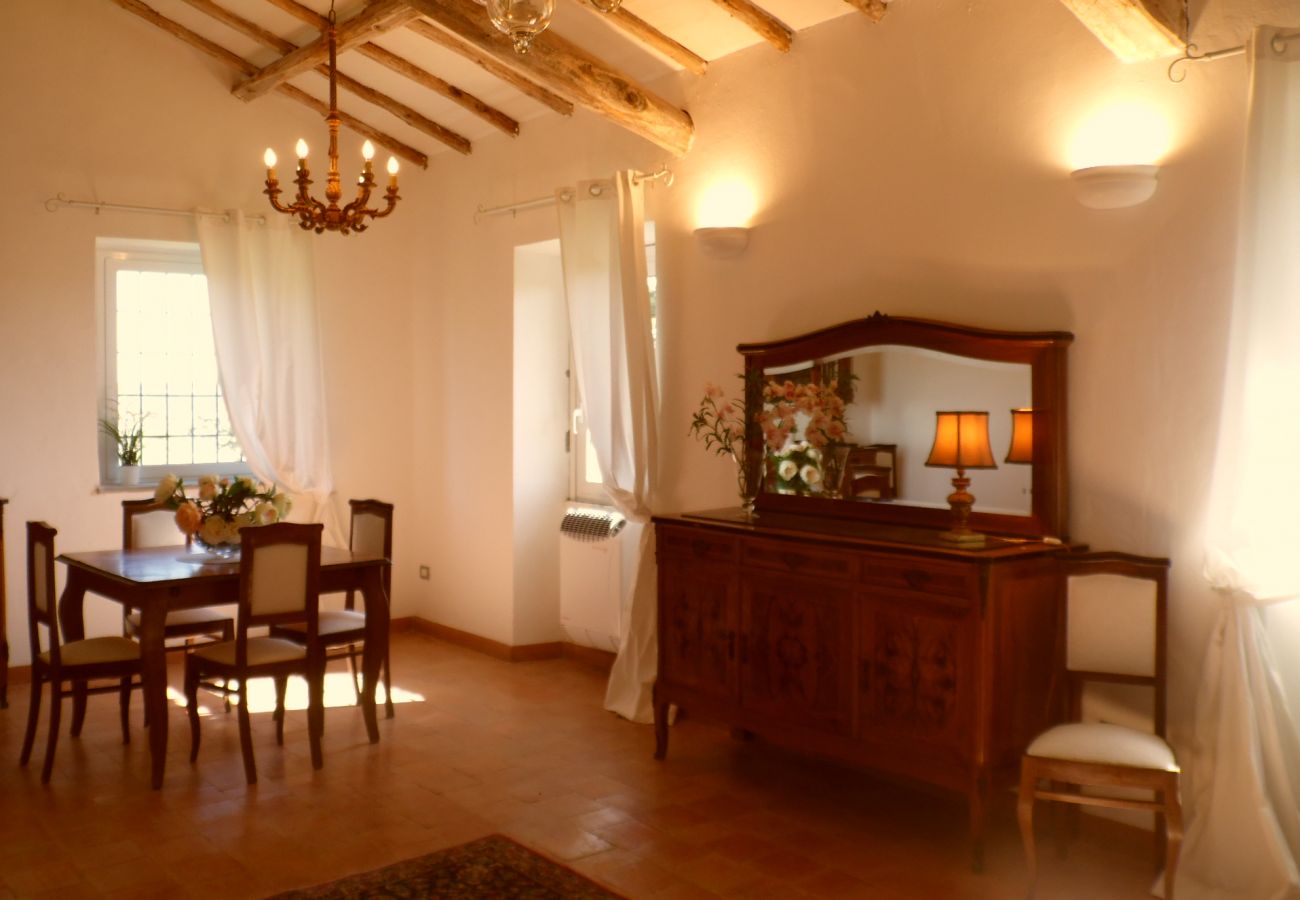 sala da pranzo in casolare sul lago di Bolsena