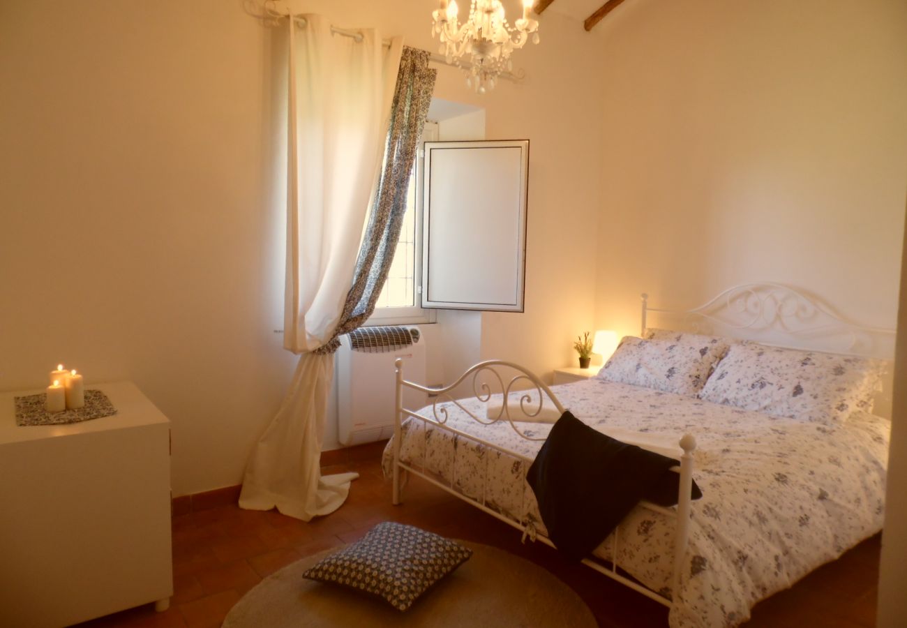 camera da letto nel casolare Vallalta a Montefiascone