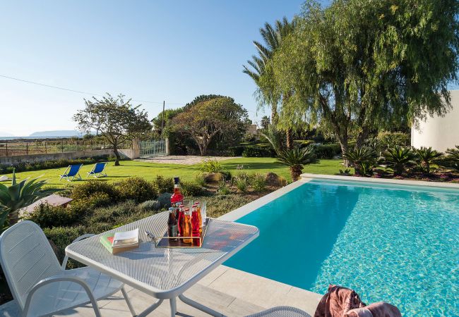 Villa a Paceco - Villa con piscina, 450 metri dal mare, vicino Trapani, Sicilia - 14 pax Villa a Paceco - Villa con piscina, 450 metri dal mare, vicino Trapani, Sicilia - 14 pax