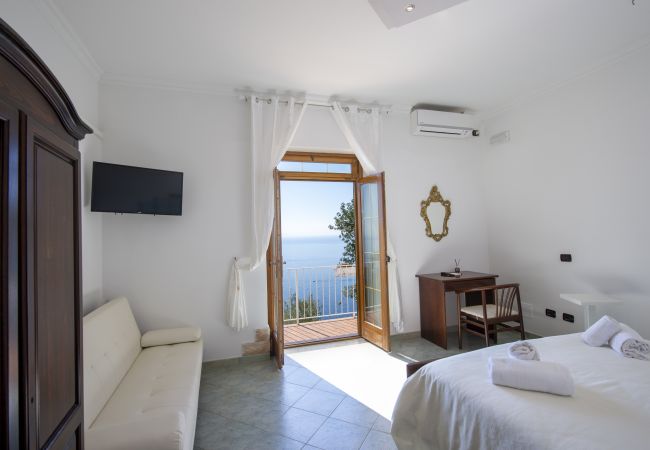 Villa a Pogerola - Villa Gioiello - Piscina vista mare con cromoterapia  Villa a Pogerola - Villa Gioiello - Piscina vista mare con cromoterapia