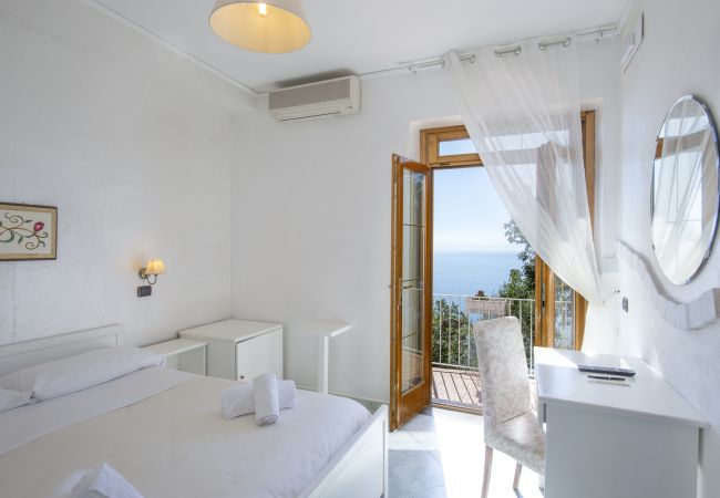 Villa a Pogerola - Villa Gioiello - Piscina vista mare con cromoterapia  Villa a Pogerola - Villa Gioiello - Piscina vista mare con cromoterapia