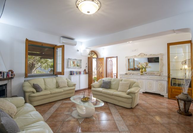 Villa a Pogerola - Villa Gioiello - Piscina vista mare con cromoterapia  Villa a Pogerola - Villa Gioiello - Piscina vista mare con cromoterapia