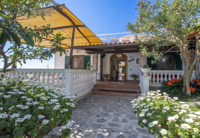 Villa a Pogerola - Villa Gioiello - Piscina vista mare con cromoterapia  Villa a Pogerola - Villa Gioiello - Piscina vista mare con cromoterapia