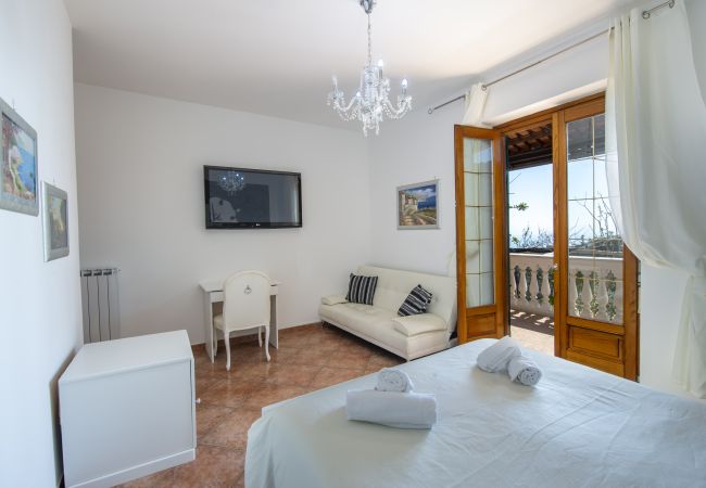 Villa a Pogerola - Villa Gioiello - Piscina vista mare con cromoterapia  Villa a Pogerola - Villa Gioiello - Piscina vista mare con cromoterapia