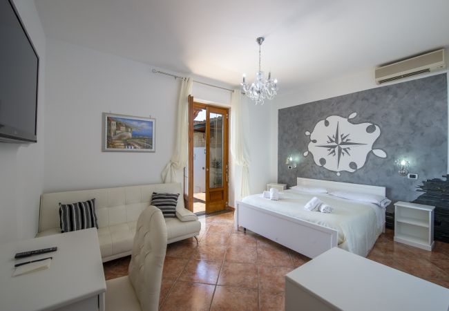 Villa a Pogerola - Villa Gioiello - Piscina vista mare con cromoterapia  Villa a Pogerola - Villa Gioiello - Piscina vista mare con cromoterapia