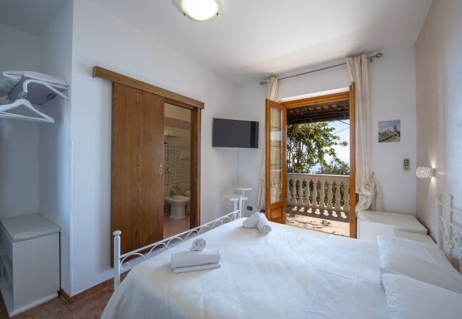 Villa a Pogerola - Villa Gioiello - Piscina vista mare con cromoterapia  Villa a Pogerola - Villa Gioiello - Piscina vista mare con cromoterapia