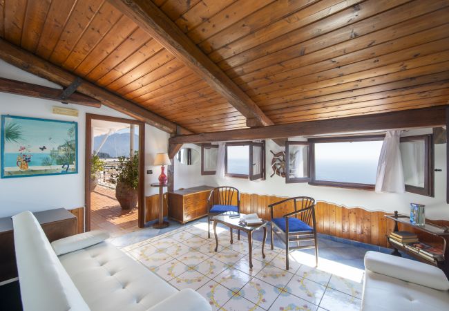 Villa a Pogerola - Villa Gioiello - Piscina vista mare con cromoterapia  Villa a Pogerola - Villa Gioiello - Piscina vista mare con cromoterapia