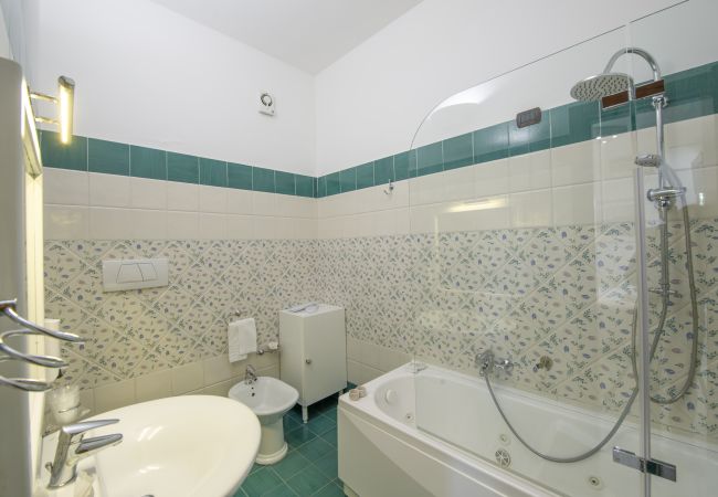 Villa a Pogerola - Villa Gioiello - Piscina vista mare con cromoterapia  Villa a Pogerola - Villa Gioiello - Piscina vista mare con cromoterapia